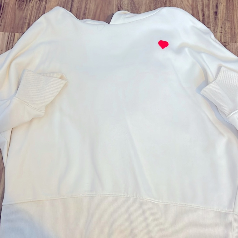 White sweatshirt with a puff heart ❤️